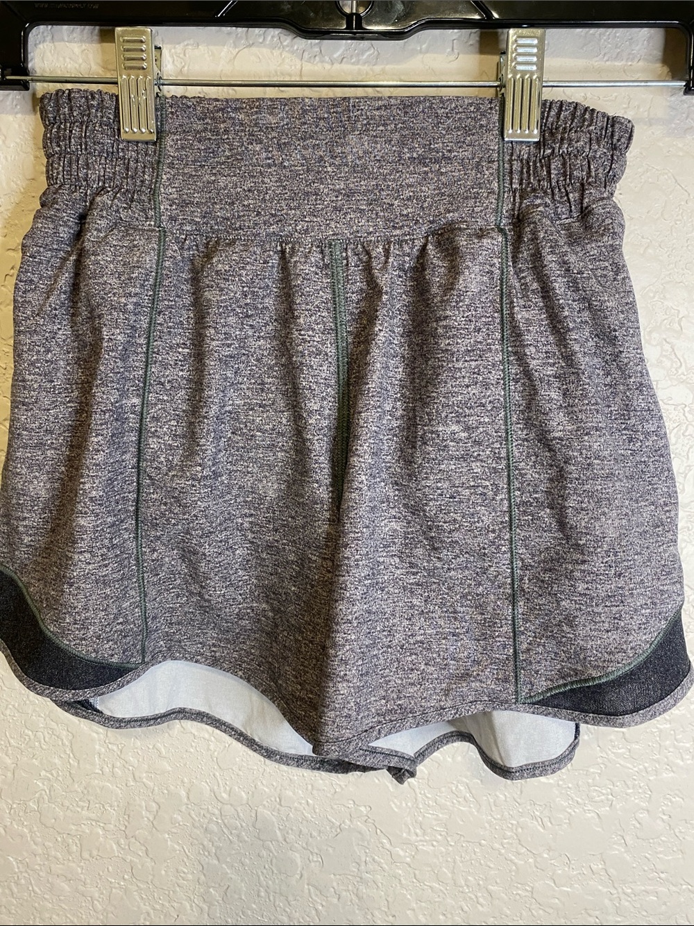 lululemon Heather Gray Hotty Hot Shorts Size 2- 4” inseam